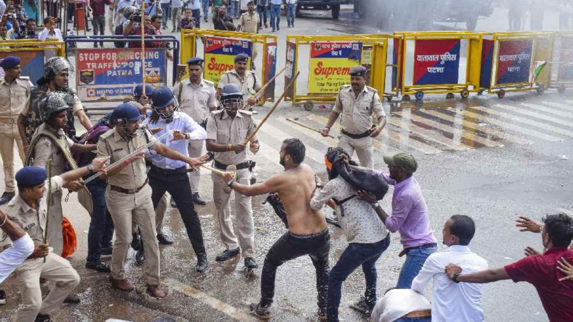 पटना में BPSC के शिक्षक अभ्यर्थियों पर लाठीचार्ज, CM हाउस घेराव की थी तैयारी