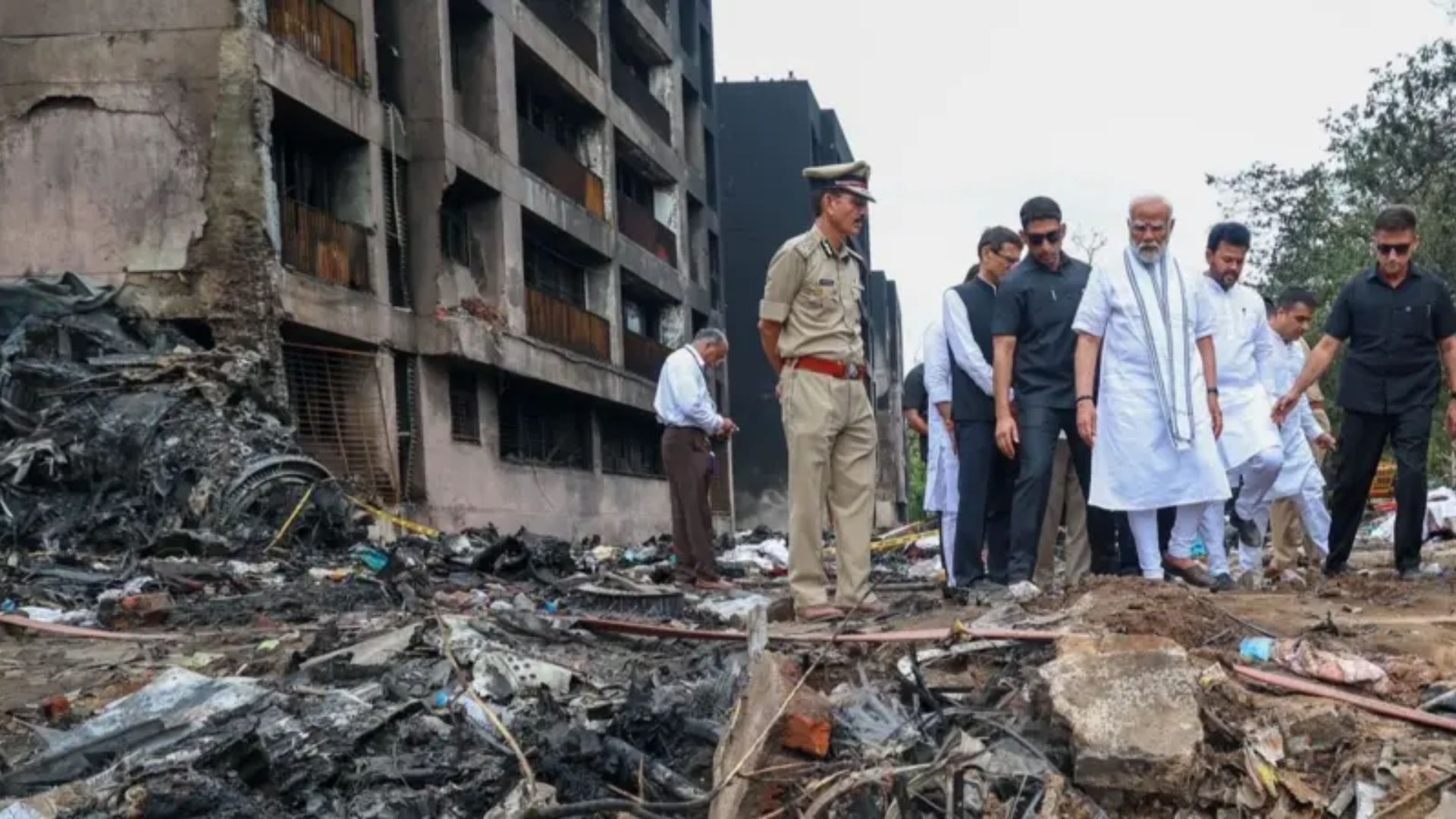 अहमदाबाद विमान हादसे वाली जगह पहुंचे प्रधानमंत्री नरेंद्र मोदी, सिविल अस्पताल में घायलों से की मुलाकात